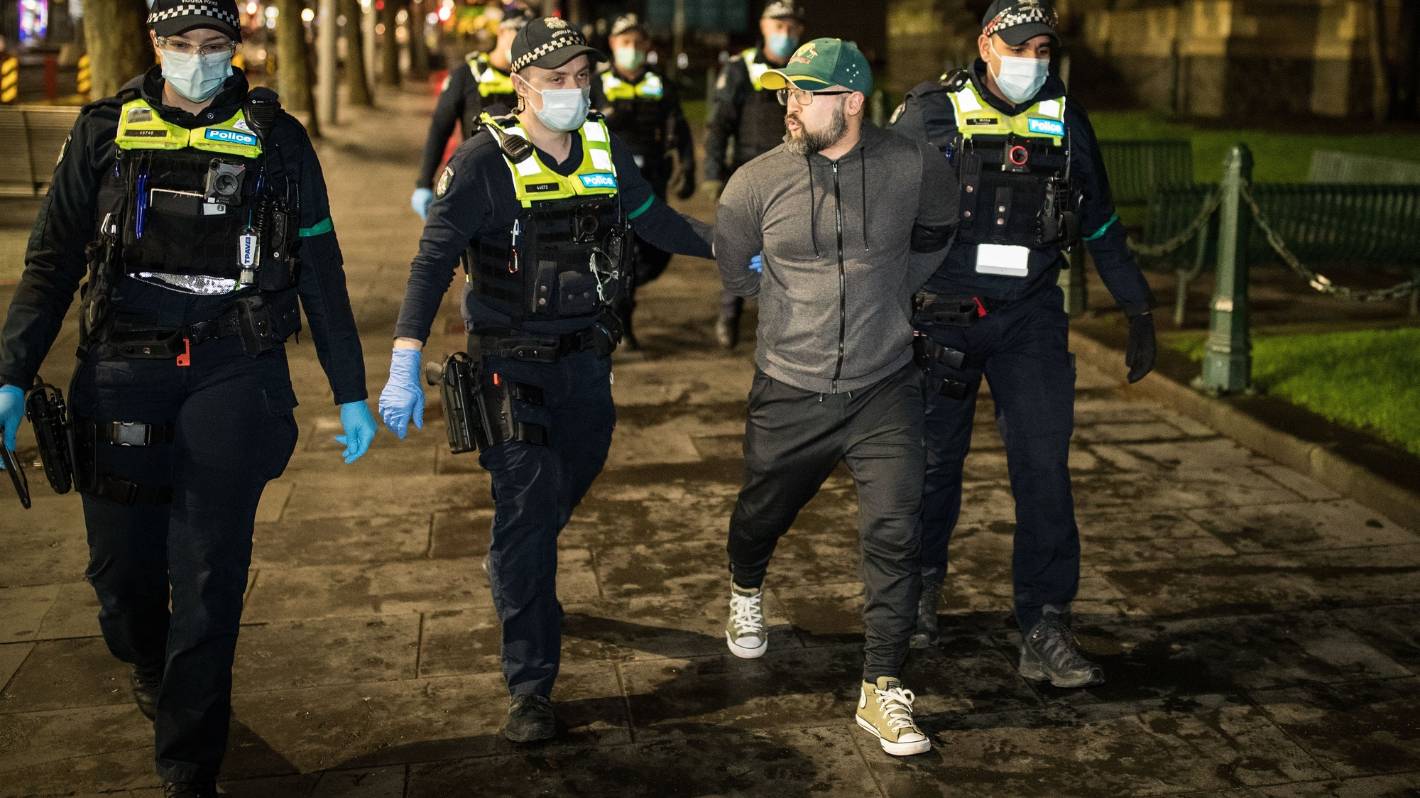 NSW informuje o 345 nowych lokalnych przypadkach Covid, 2 zgonach, zamknięciu ACT, aresztowaniu przez policję 73 podczas protestu przeciwko blokadzie w Melbourne