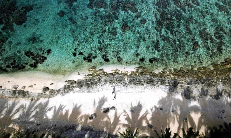 Widok z lotu ptaka na wybrzeże koralowe na Fidżi