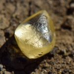 Turysta odkrywa żółty diament o masie 4,38 karata w amerykańskim parku