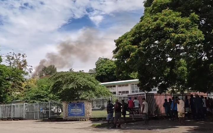 Budynki spłonęły podczas plądrowania po proteście Wysp Salomona