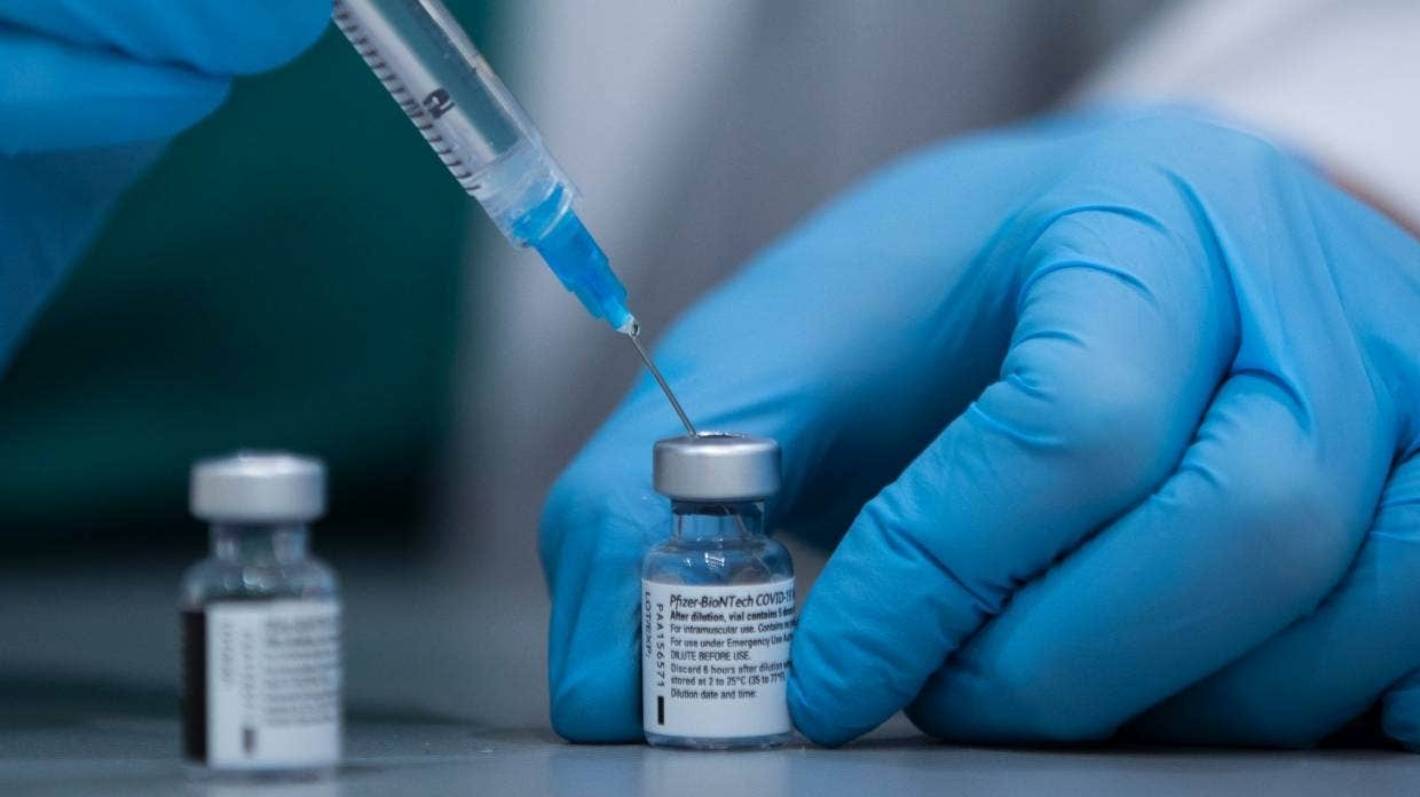 Covid-19: Nieszczepieni pracownicy firm korzystających z kart szczepień muszą zostać w pełni zaszczepieni do 17 stycznia