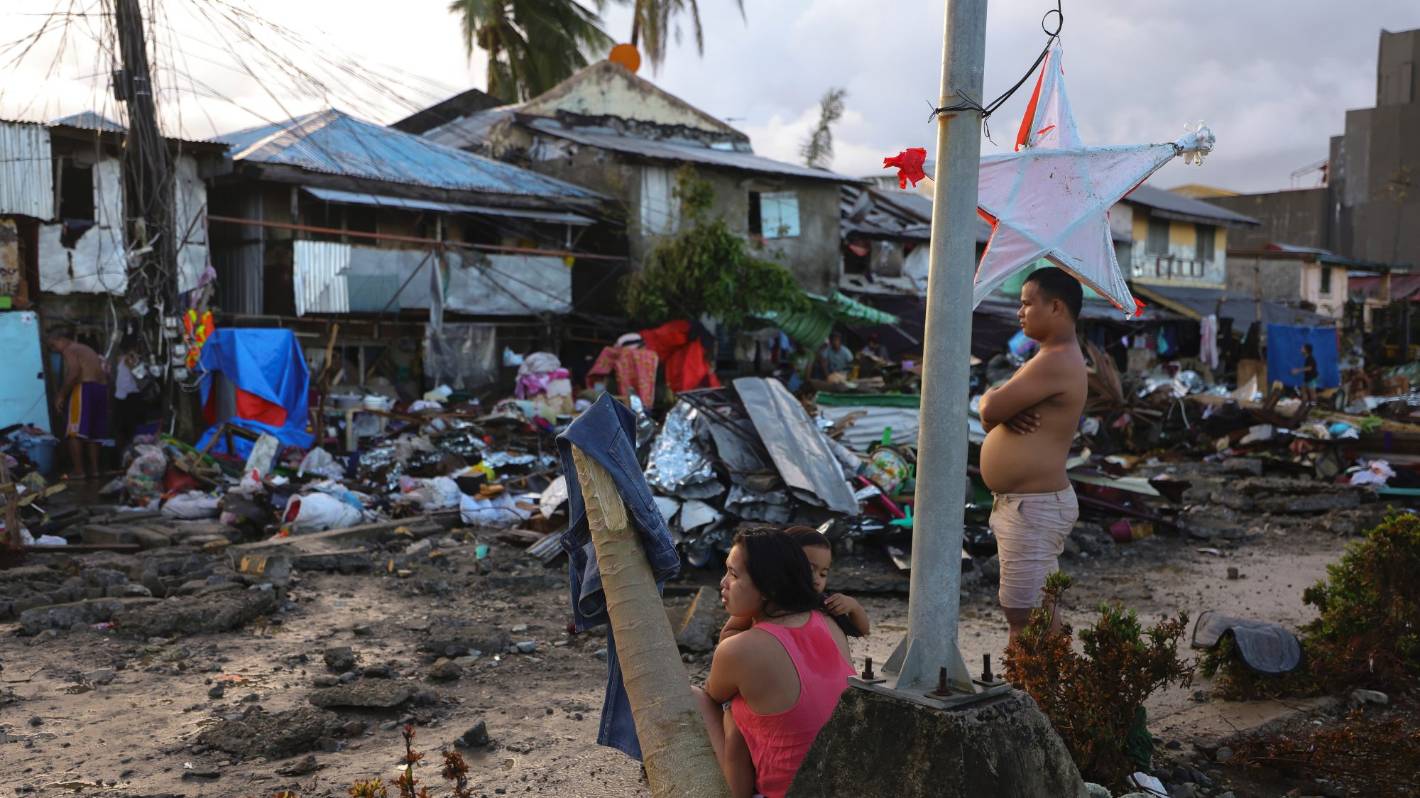 Ponad 200 zabitych po tym, jak tajfun uderzył w Filipiny
