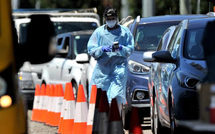 Przypadki NSW przekraczają 12 000, gdy ciśnienie testowe słabnie