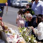 Scott Morrison i jego żona Jenny składają kwiaty na cześć pięciorga dzieci zabitych w tragedii na tasmańskim dmuchanym zamku.