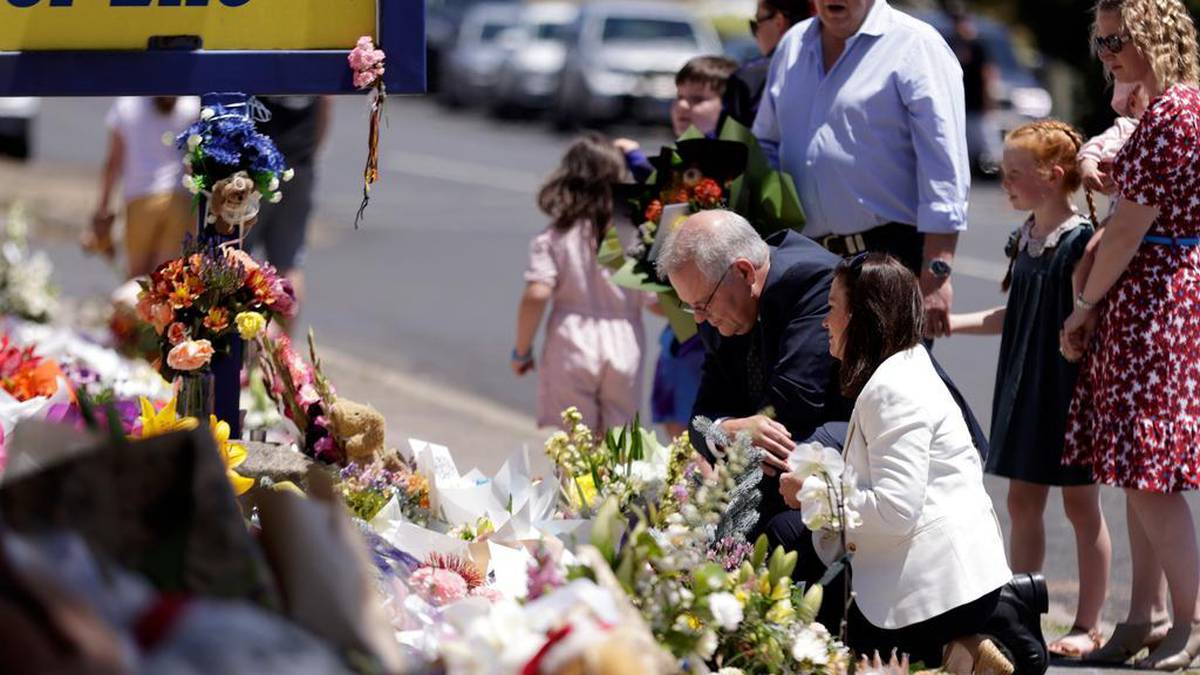 Scott Morrison i jego żona Jenny składają kwiaty na cześć pięciorga dzieci zabitych w tragedii na tasmańskim dmuchanym zamku.