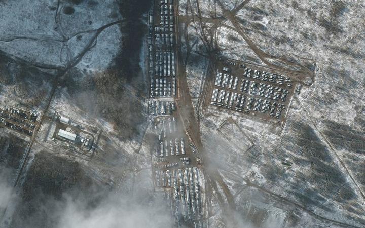 Zdjęcia satelitarne pokazują, że Rosja wciąż wzmacnia swoje siły w pobliżu Ukrainy
