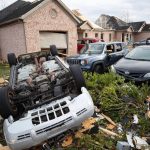 „Nie poddawaj się, walcz dalej”: żona pociesza męża uwięzionego w gruzach po śmiertelnym huraganie w USA