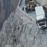 Ciężarówka zwisa ze 100-metrowego klifu po tym, jak GPS zabrał ją na wąską górską drogę w Chinach