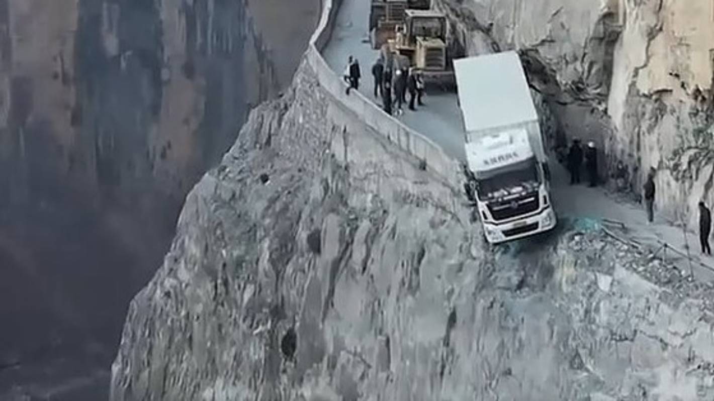 Ciężarówka zwisa ze 100-metrowego klifu po tym, jak GPS zabrał ją na wąską górską drogę w Chinach