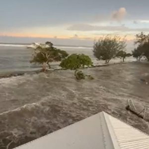 Wybuch wulkanu Tonga: Nowozelandczycy organizują niezbędne dostawy pomocy dla mieszkańców Tonga dotkniętych tsunami