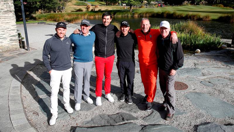 Brendon McCollum, Shane Warren, Stephen Fleming, Ricky Ponting, Sir Ian Bothham i Alan Border na konferencji prasowej gwiazd podczas New Zealand Open 2017.