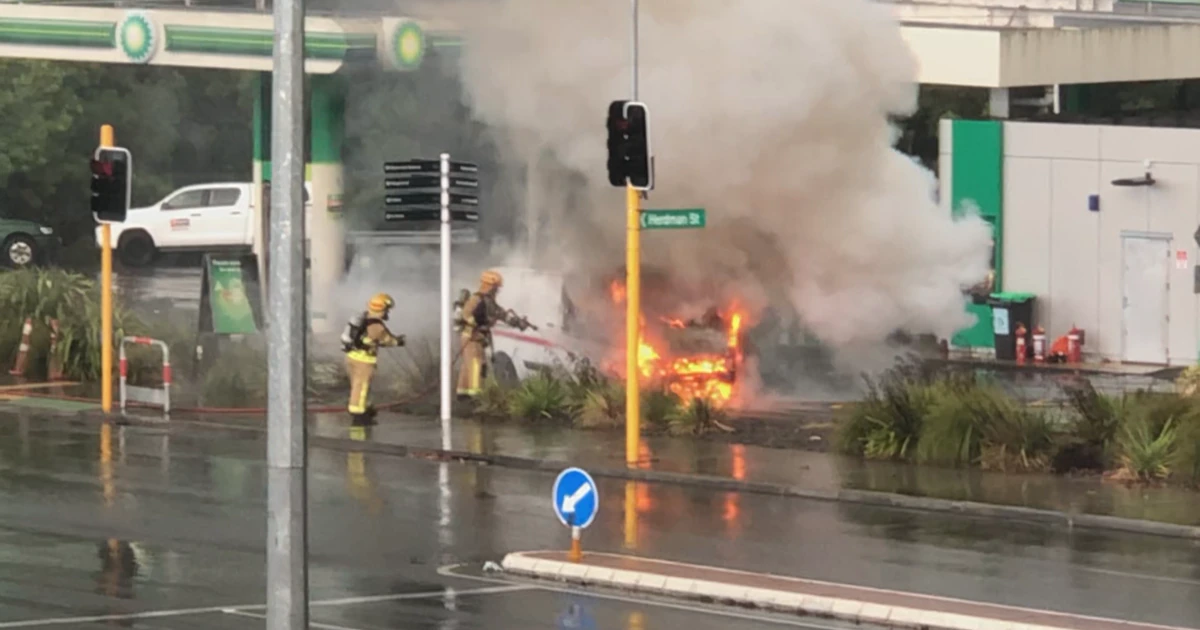 Film pokazuje pożar płonący na stacji benzynowej w Auckland