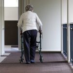 Covid-19: Dlaczego starsi ludzie umierają z powodu Omicron w nieproporcjonalnie wysokim tempie