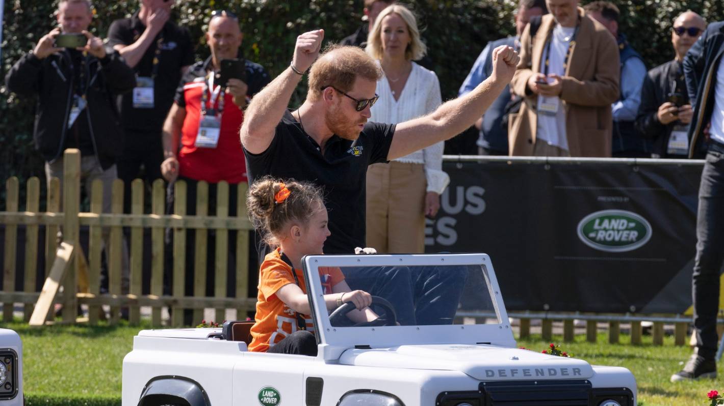 Książę Harry i Meghan wyruszyli w drogę mini Land Roverem na Invictus Games