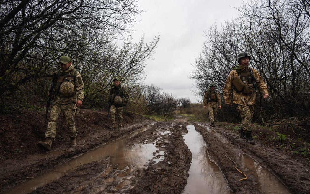 Ukraińscy żołnierze czuwają wzdłuż linii frontu w Donbasie na Ukrainie 14 kwietnia 2022 r.