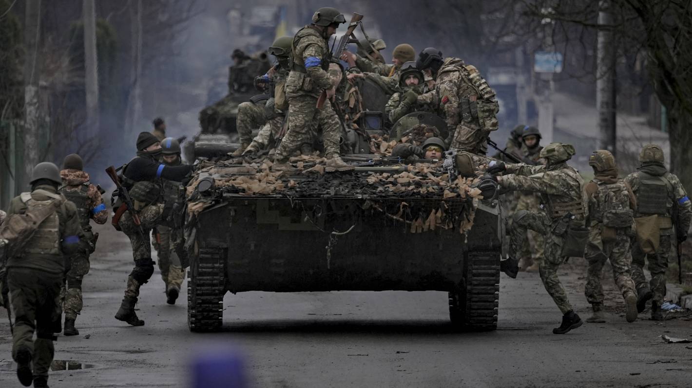 Ukraina: Ciała i masowe groby pozostawione na ulicach, gdy wojska rosyjskie wycofują się z Kijowa
