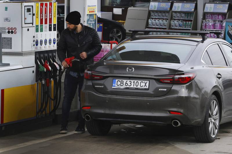 Mężczyzna tankuje samochód na stacji paliw w Sofii w Bułgarii