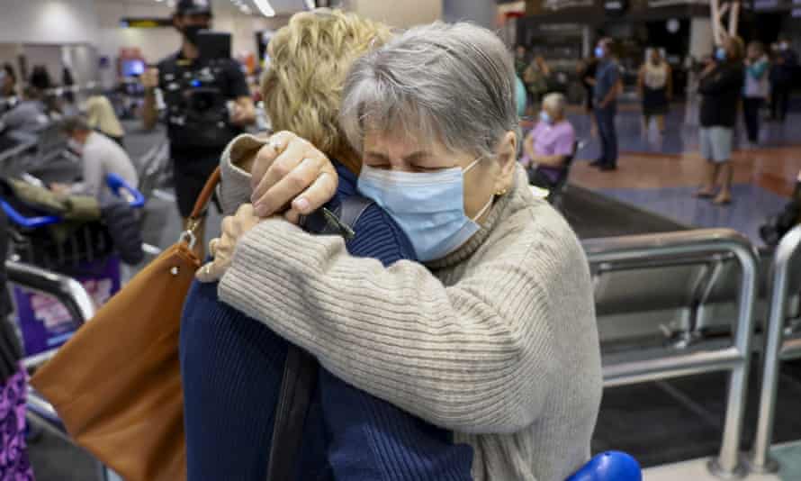 W poniedziałek na międzynarodowym lotnisku w Auckland miały miejsce pełne emocji sceny, gdy rodziny się ponownie zjednoczyły.