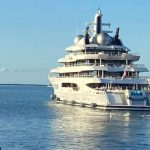 Duży jacht powiązany z rosyjskimi oligarchami wypływa z Fidżi pod kontrolą USA