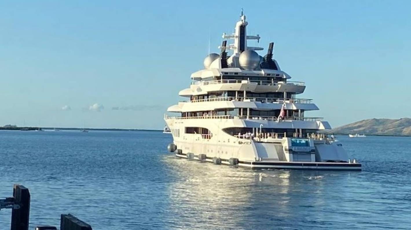 Duży jacht powiązany z rosyjskimi oligarchami wypływa z Fidżi pod kontrolą USA