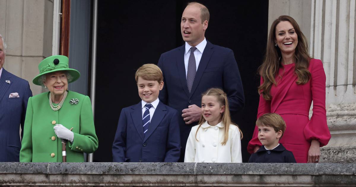Fani byli zachwyceni, gdy Królowa pojawiła się na balkonie z okazji Platynowego Jubileuszu