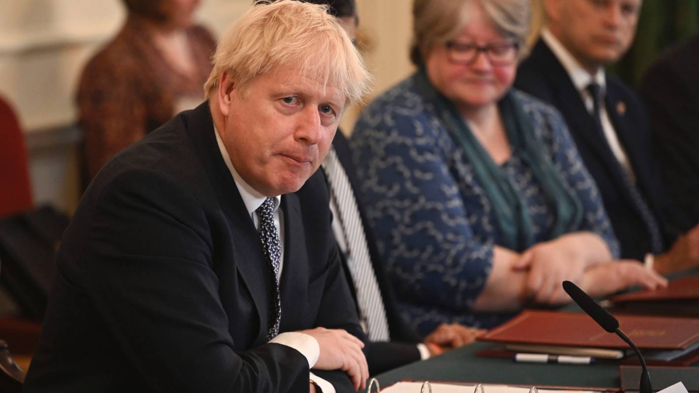 Boris Johnson trzyma się władzy po rezygnacji dwóch starszych ministrów brytyjskiego gabinetu