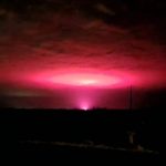 Różowa poświata nocnego nieba rozświetla australijskie miasto Mildura