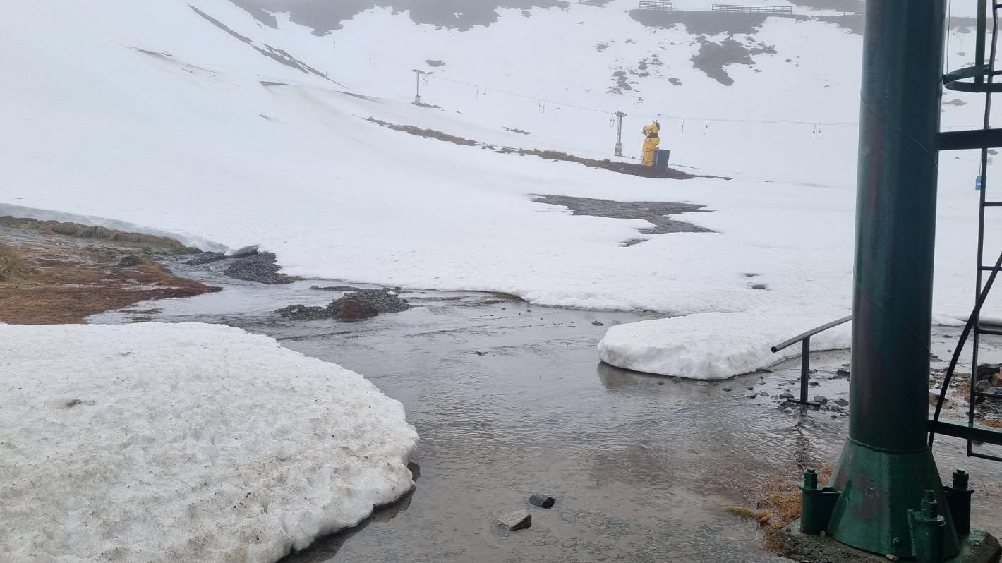 Rzeki deszczu w śnieg „okrutny zrządzenie losu” na szczycie południowego boiska narciarskiego