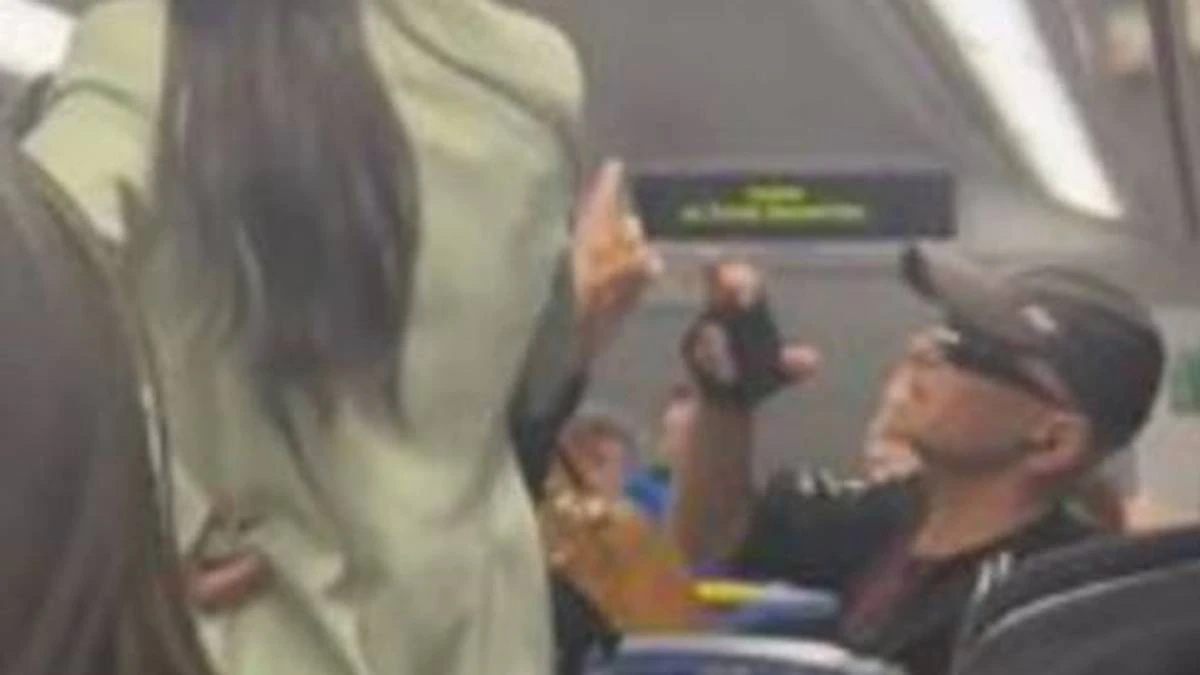 Sfilmowano mężczyznę, który groził „zmiażdżeniem” kobiet w zatłoczonym pociągu w Sydney