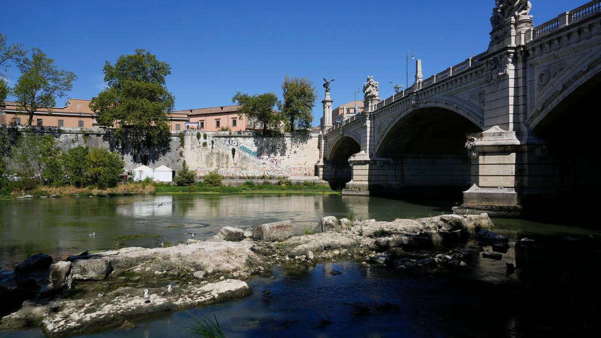 Susza we Włoszech odsłoniła starożytny cesarski most nad Tybrem