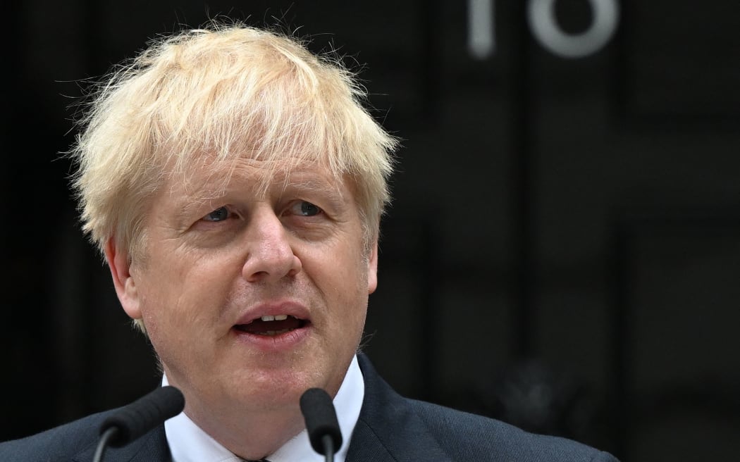 Brytyjski premier Boris Johnson wygłasza oświadczenie przed Downing Street 10 w centrum Londynu 7 lipca 2022 r. - Johnson zrezygnował z funkcji kierownictwa Partii Konserwatywnej po trzech burzliwych latach u władzy naznaczonych skandalami Brexit i Covid oraz narastającymi skandalami.  (Zdjęcie: Justin Thales/AFP)