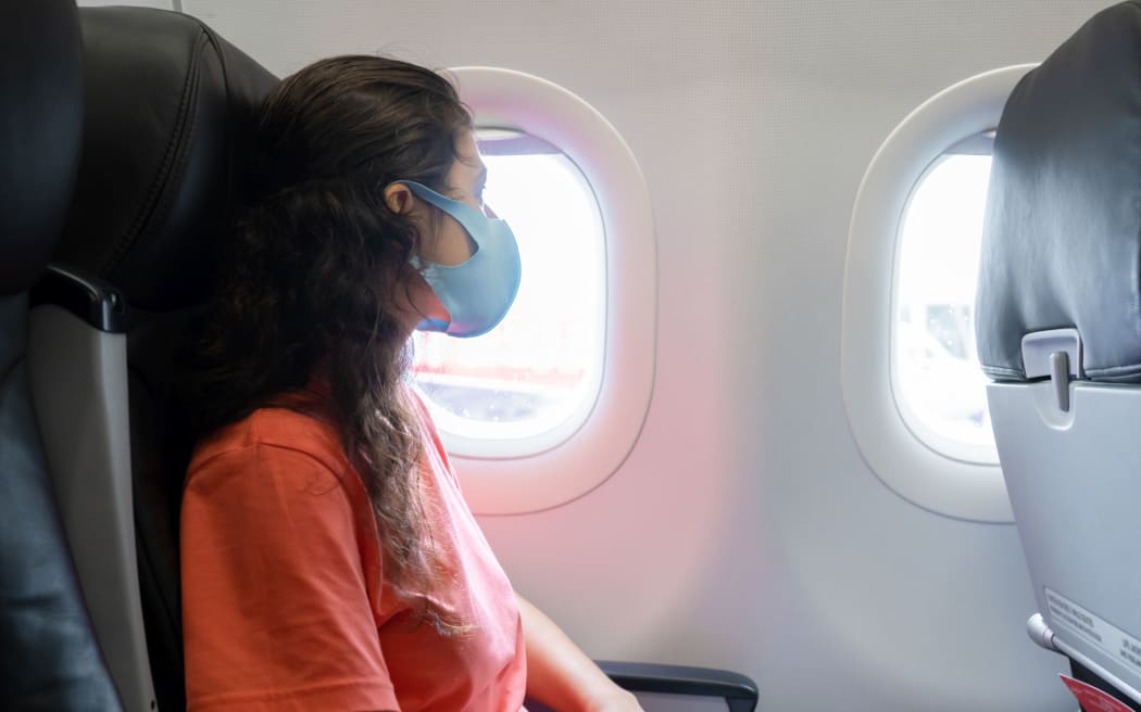 Zamaskowana kobieta podczas lotu