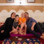 Podróżujące po świecie przygody rodziny Kiwi po zamknięciu w Bangladeszu, Pakistanie i Arabii Saudyjskiej