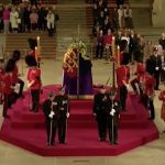 Śmierć królowej Elżbiety: Strażnik mdleje podczas czuwania przy trumnie królowej