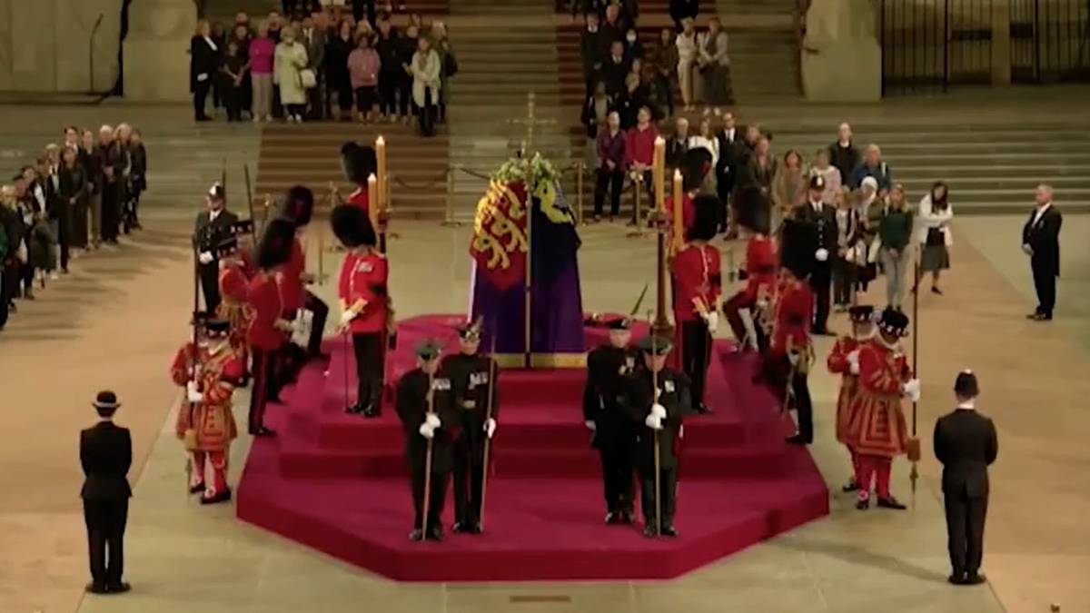 Śmierć królowej Elżbiety: Strażnik mdleje podczas czuwania przy trumnie królowej