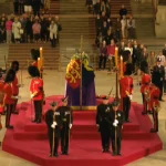 Strażnicy pilnują trumny królowej w Westminster