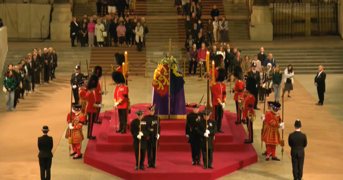Strażnicy pilnują trumny królowej w Westminster