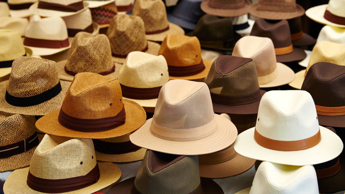 Szef powinien zapłacić 26 000 $ pracownikowi, który go nie docenił za nieprostowanie czapek