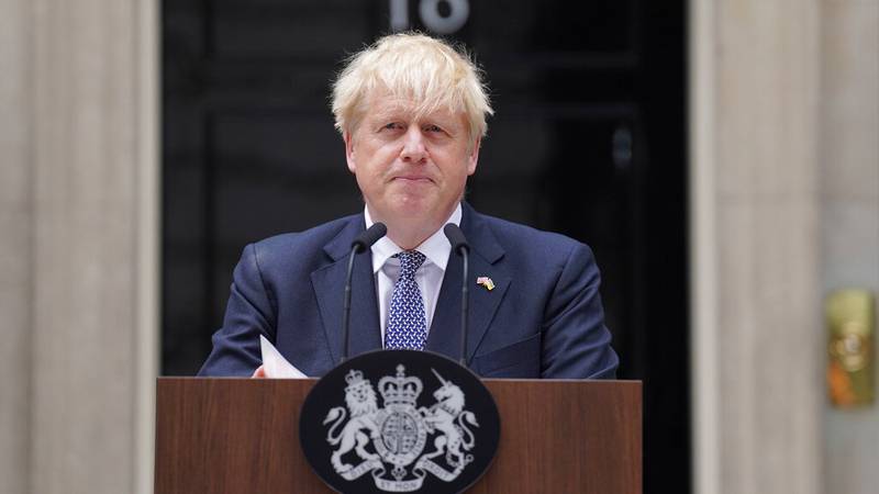 Premier Boris Johnson odczytuje oświadczenie przed Downing Street 10 w Londynie, formalnie rezygnując z funkcji lidera Partii Konserwatywnej.