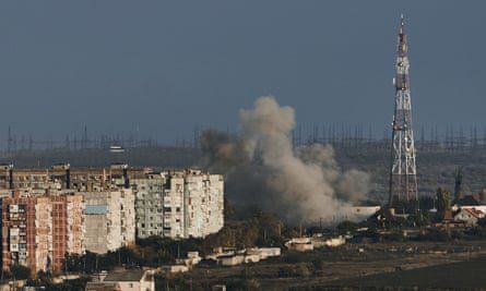 Dym unosi się po rosyjskich bombardowaniach w Bachmut, obwód doniecki, wschodnia Ukraina