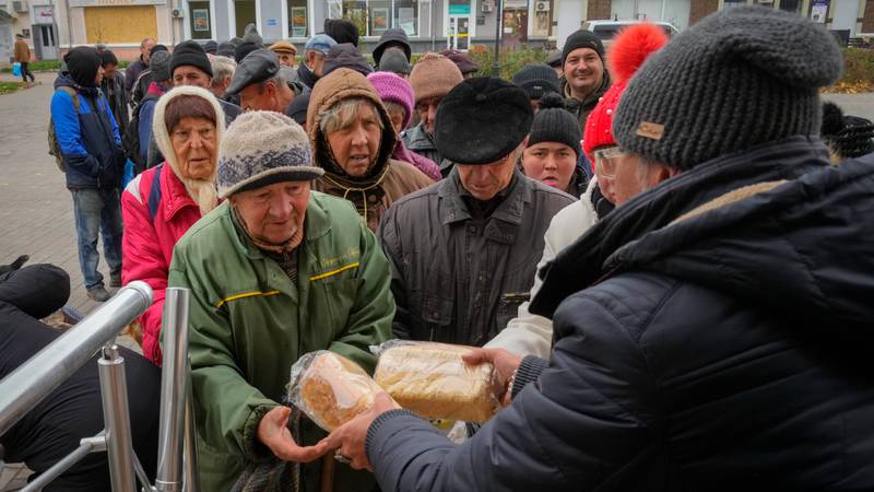 Miejscowi ustawiają się w kolejce po darmowy chleb od wolontariuszy w Bachmut, miejscu najbardziej zaciętej bitwy z siłami rosyjskimi w regionie Doniecka.