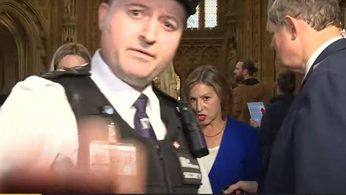 Obejrzyj: Wstydliwy moment, w którym funkcjonariusz ochrony przerywa wywiad na żywo w brytyjskim parlamencie