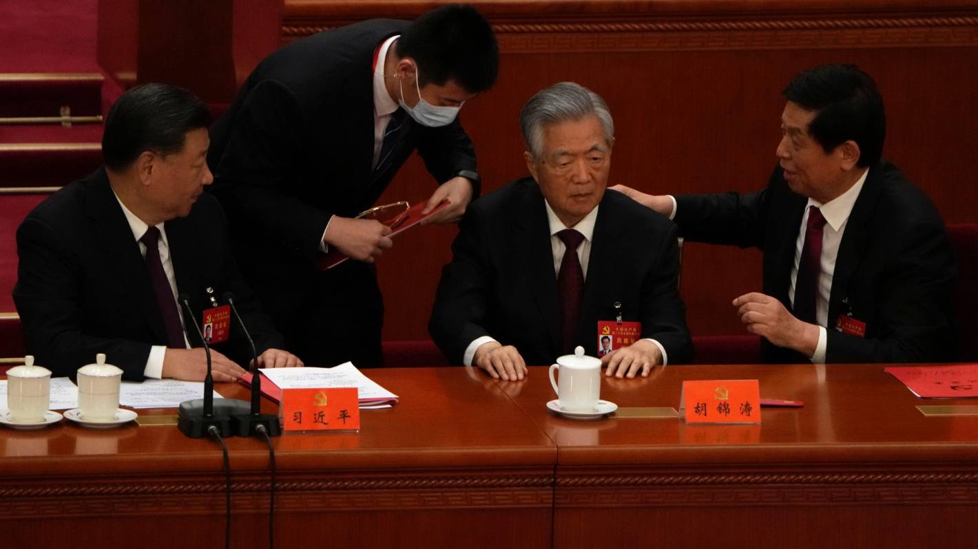 Pojawił się nowy film przedstawiający byłego prezydenta Chin Hu Jintao eskortowanego z Kongresu Partii