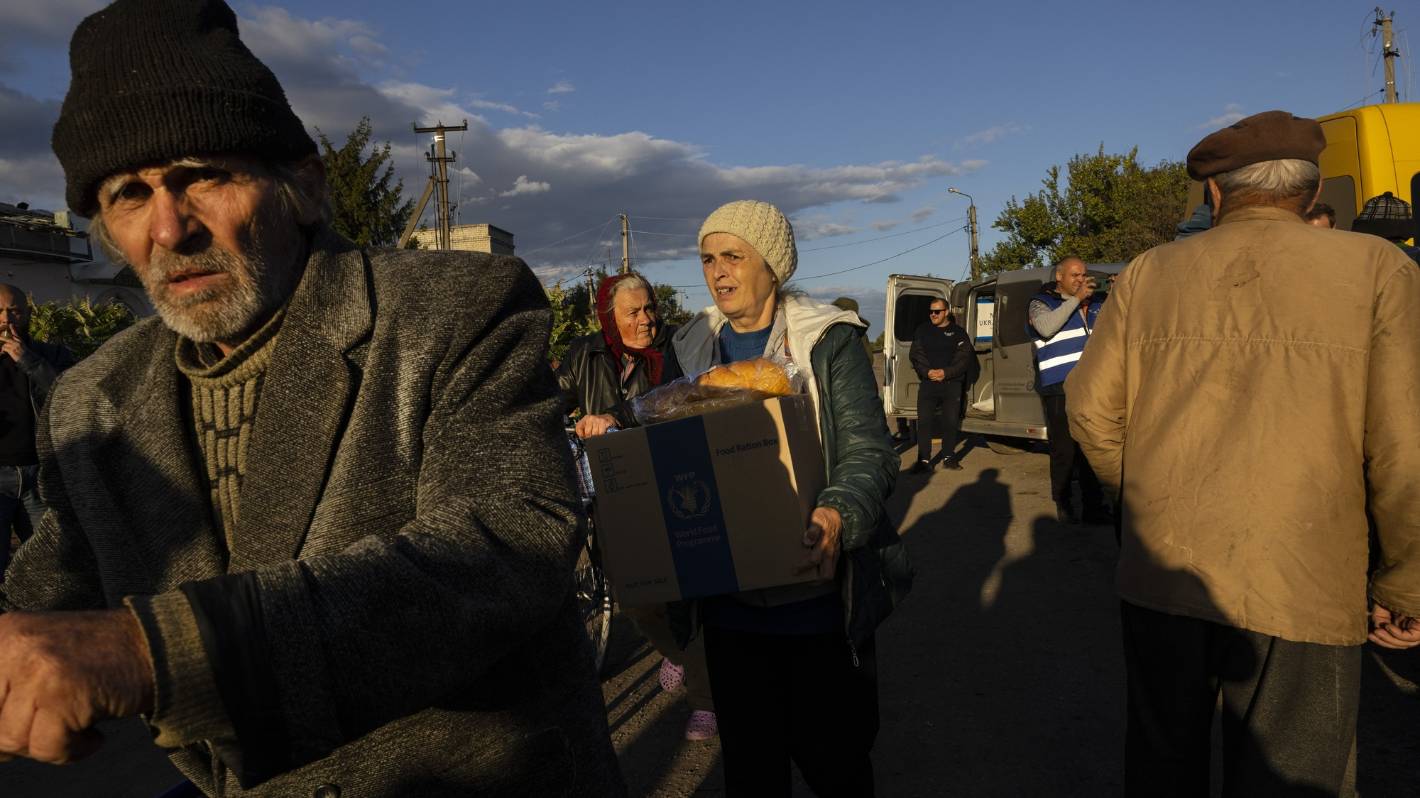 Rosja rozpoczyna masową ewakuację ludności cywilnej w Chersoniu na Ukrainie, a Putin wprowadza stan wojenny