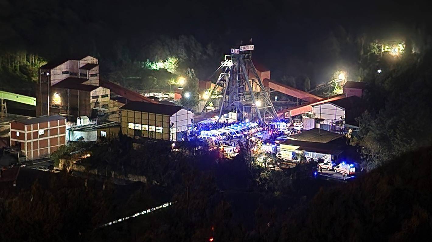 Urzędnicy mówią, że 25 zabitych, wielu uwięzionych w wybuchu tureckiej kopalni węgla