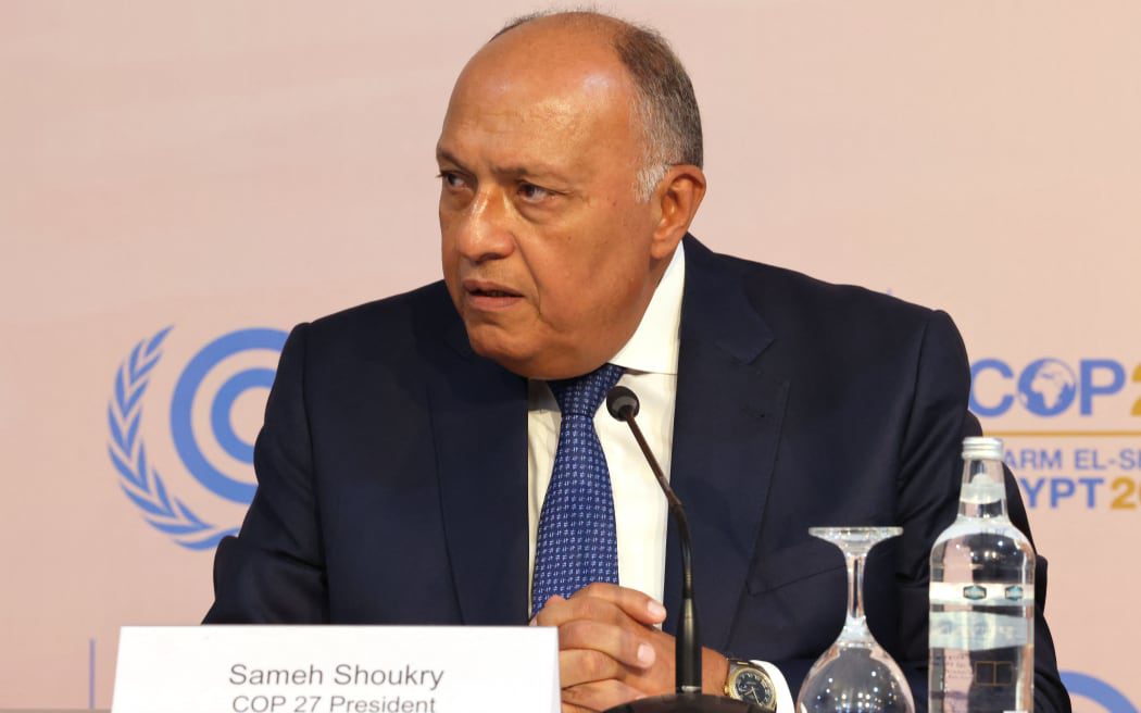 Prezydent COP27 Sameh Shoukry przemawia podczas konferencji prasowej po ceremonii otwarcia Konferencji Narodów Zjednoczonych w sprawie zmian klimatu 2022, bardziej znanej jako COP27, w Międzynarodowym Centrum Konferencyjnym Sharm El-Sheikh w egipskim kurorcie nad Morzem Czerwonym o tej samej nazwie.  - Szczyt klimatyczny ONZ COP27 w Egipcie rozpoczął się od ostrzeżeń przed wycofywaniem się z wysiłków na rzecz redukcji emisji i wezwano bogate kraje do wypłaty odszkodowań biednym krajom po roku dotkliwych katastrof pogodowych.  (Zdjęcie: Joseph Eid/AFP)