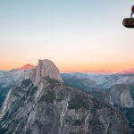 Amerykański turysta zwisa z nóg przerażającej obręczy Yosemite w grze wideo o kaskaderach