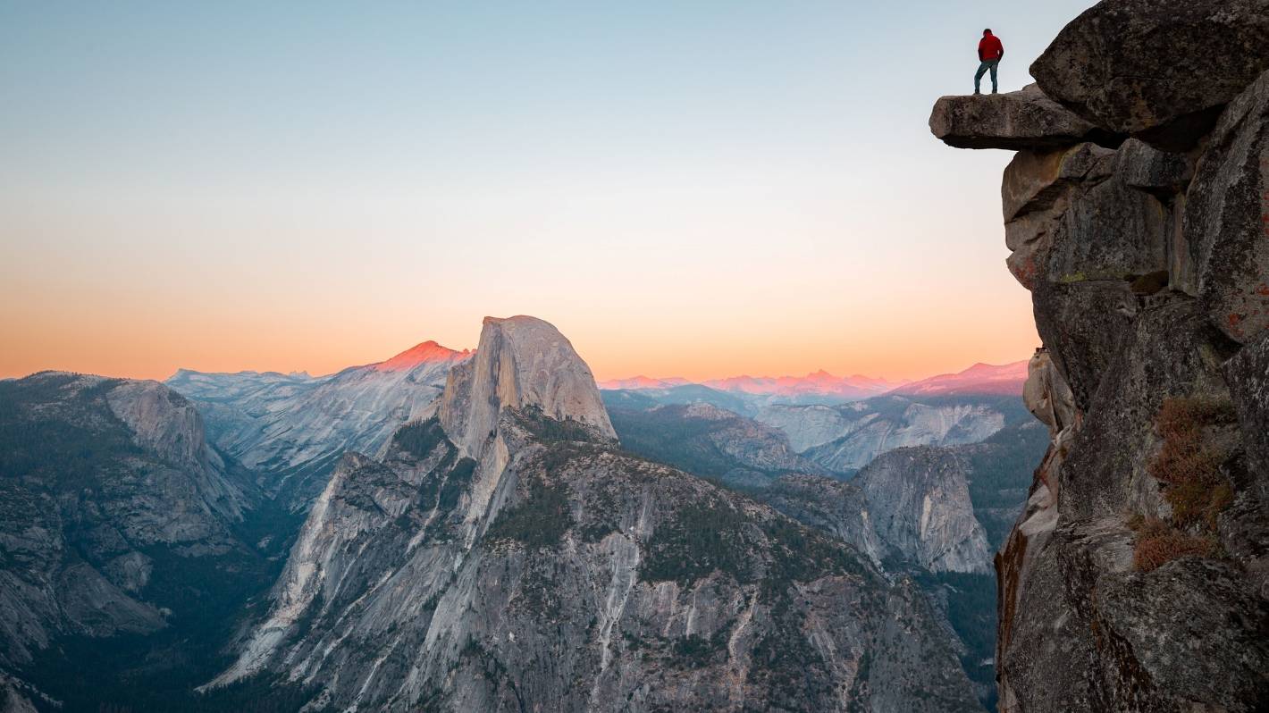 Amerykański turysta zwisa z nóg przerażającej obręczy Yosemite w grze wideo o kaskaderach