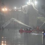 Ludzie na zawalonym moście „celowo potrząsali” nim na chwilę przed katastrofą w Indiach