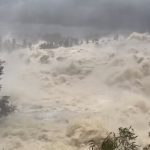 Na nagraniu widać szalejące potoki wylewające się z tamy w Nowej Południowej Walii